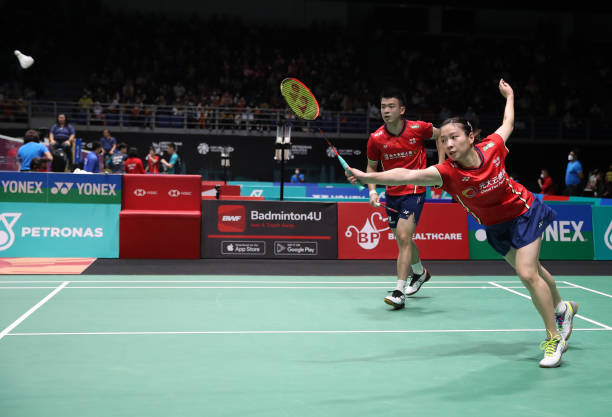 羽毛球發(fā)球姿勢教學：高遠球與短球的發(fā)力要點