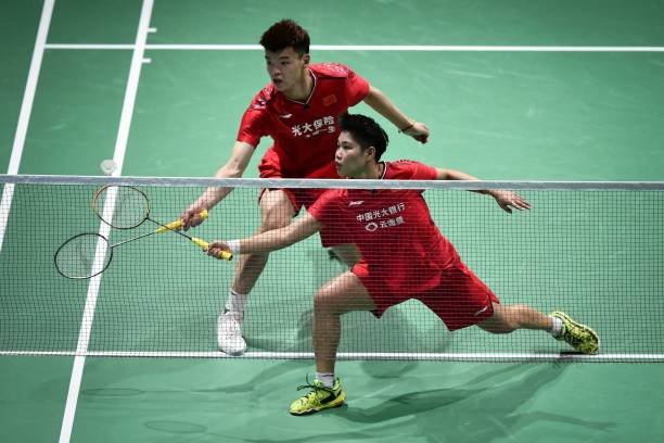 單打羽毛球發(fā)球違例解析：常見錯誤及正確示范