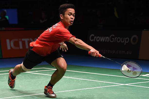 專業(yè)教練示范：羽毛球反手發(fā)球的3個(gè)關(guān)鍵要點(diǎn)