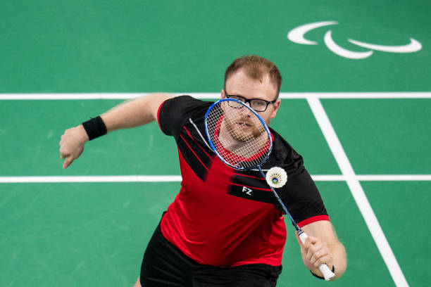 羽毛球單打邊界線解析：到底應(yīng)該看內(nèi)線還是外線？