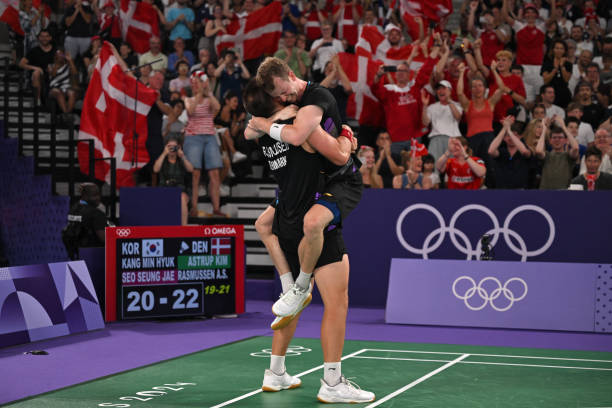 羽毛球單打與雙打入門技巧：站位與配合要點(diǎn)