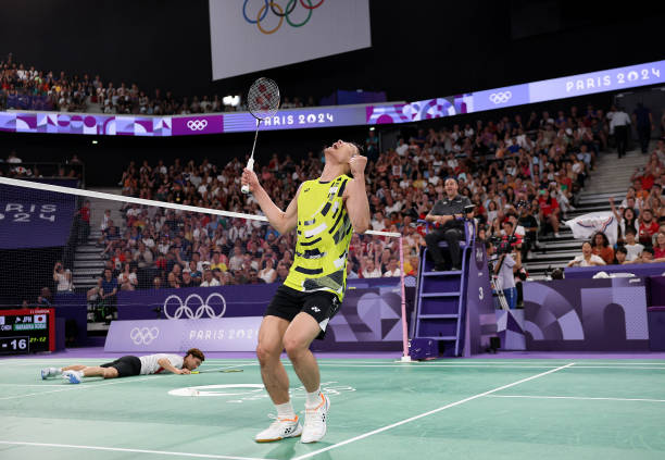 少兒羽毛球基本功：發(fā)球、接球與移動(dòng)步法詳解