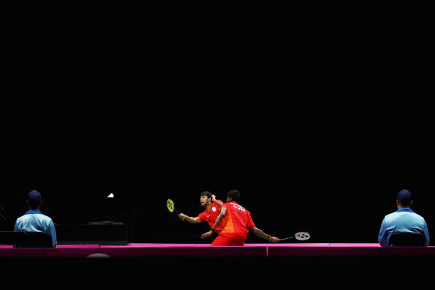 羽毛球雙打發(fā)球技巧：如何配合隊友打出完美開局？