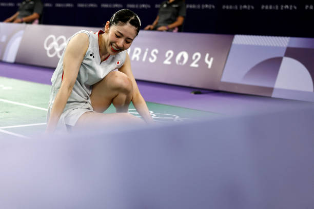 職業(yè)選手示范：羽毛球完美發(fā)球動(dòng)作分解