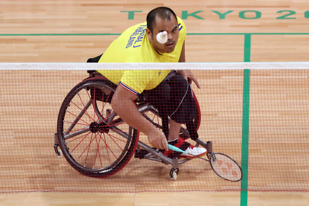 羽毛球扣殺球技巧圖解：如何提升力量和精準(zhǔn)度