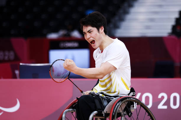 專業(yè)教練示范：羽毛球握拍的3大核心技巧