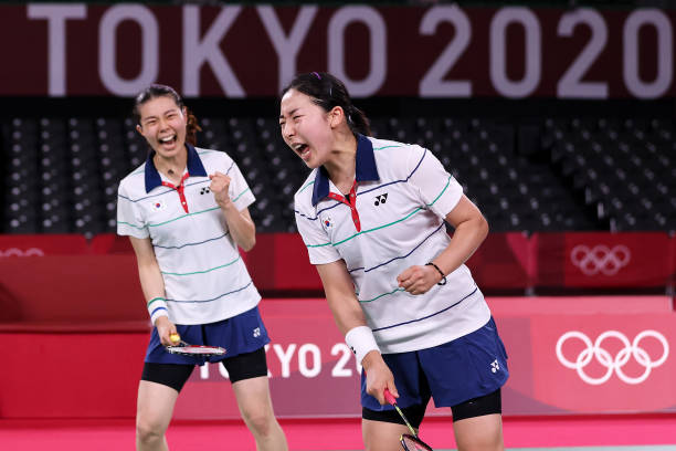 裁判視角：羽毛球單打比賽中邊線爭(zhēng)議如何判罰？