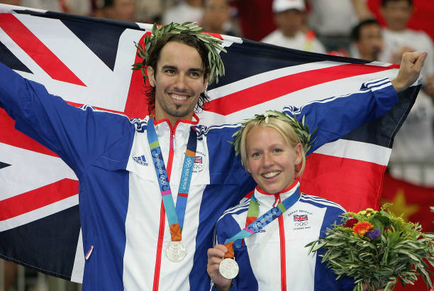 羽毛球出界規(guī)則速查表：?jiǎn)未?、雙打及發(fā)球區(qū)圖解