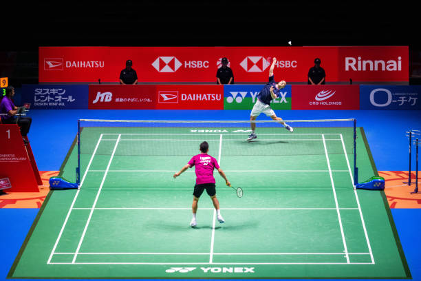 羽毛球發(fā)球技巧：擊球點(diǎn)過高或過低的影響及調(diào)整方法