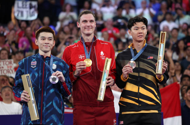 羽毛球單打和雙打的核心區(qū)別：左右跑動與配合