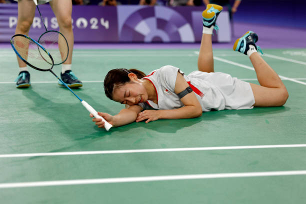 羽毛球單打和雙打發(fā)球規(guī)則對(duì)比：左單右雙的實(shí)戰(zhàn)應(yīng)用