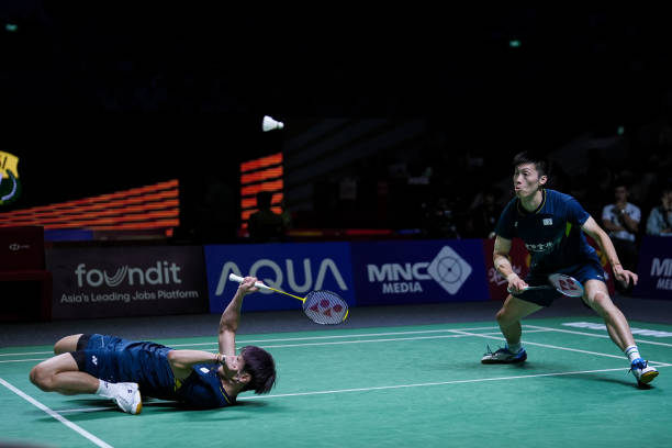 羽毛球比賽中的裁判分工：主裁、邊裁與發(fā)球裁判