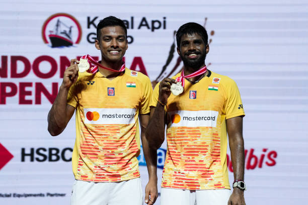 羽毛球單打與雙打比賽規(guī)則差異對(duì)比