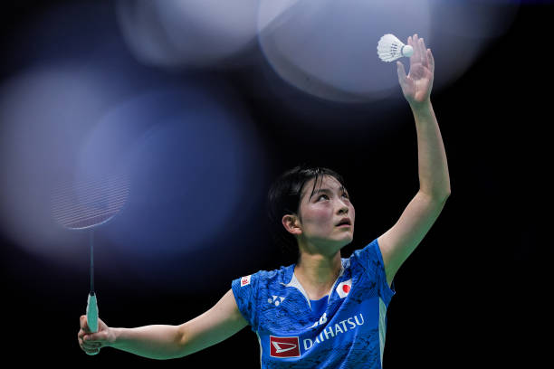 羽毛球場地的網(wǎng)高和網(wǎng)柱位置如何確定？