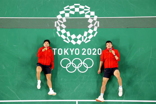 羽毛球?qū)崙?zhàn)技巧：高遠球、殺球、吊球等基礎(chǔ)打法教學