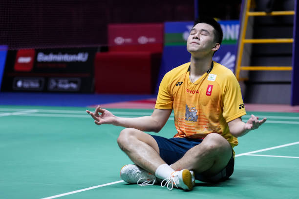 羽毛球單打發(fā)球規(guī)范：站位、拋球、擊球全指導(dǎo)