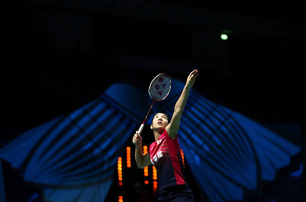 羽毛球正手/反手發(fā)球姿勢：視頻教程+圖解對比