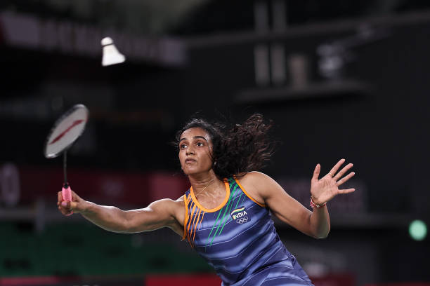 羽毛球發(fā)球站位指南：左場(chǎng)還是右場(chǎng)？得分決定一切！