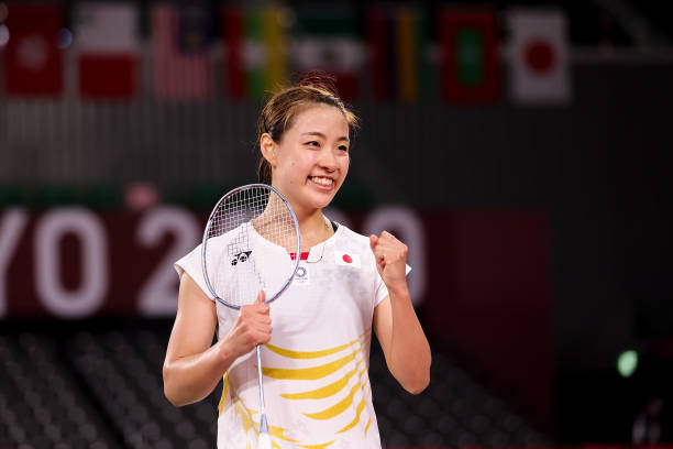 專業(yè)教練示范：高遠(yuǎn)球揮拍分解動作訓(xùn)練計劃與技巧