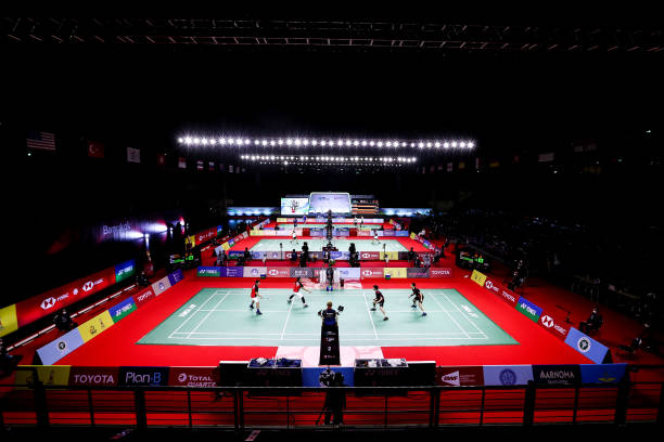 羽毛球比賽用球?yàn)槭裁幢仨毷?6根羽毛？膠水又起什么作用？