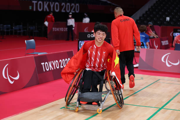 羽毛球雙打戰(zhàn)術(shù)：一二三四號位的攻防轉(zhuǎn)換與默契配合