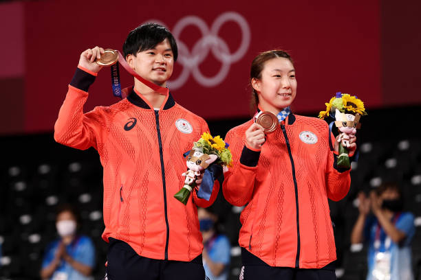 羽毛球單打和雙打發(fā)球區(qū)域標準尺寸圖解