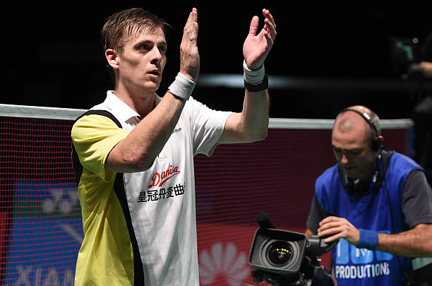 小學(xué)生羽毛球教案：步伐、握拍與發(fā)球基礎(chǔ)訓(xùn)練