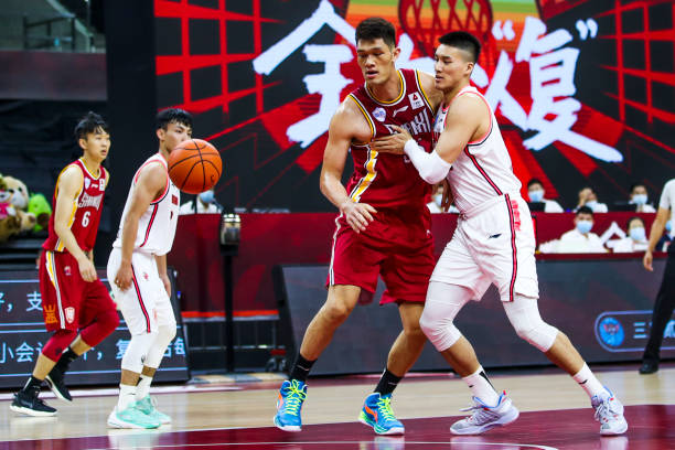 帶球撞人倒地是否影響判罰？裁判視角解讀