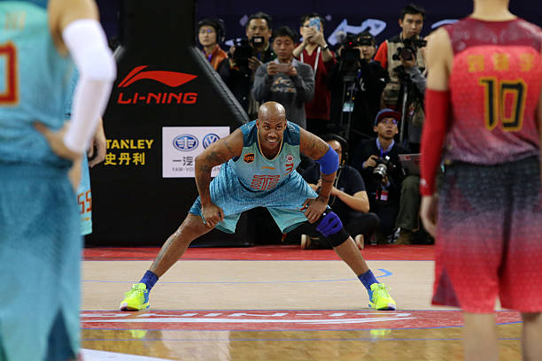 對比分析：雄鹿隊(duì)標(biāo)志與其他NBA球隊(duì)的設(shè)計(jì)差異