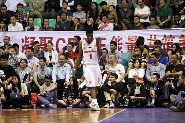 籃球術(shù)語發(fā)音解析：從“dunk”到“rebound”的正確讀法