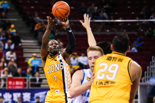 中鋒位置的演變：從傳統(tǒng)到現(xiàn)代的戰(zhàn)術(shù)轉(zhuǎn)型