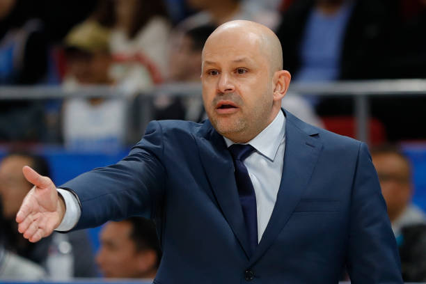 哈登霸氣后撤步，三分線外無(wú)人可防！