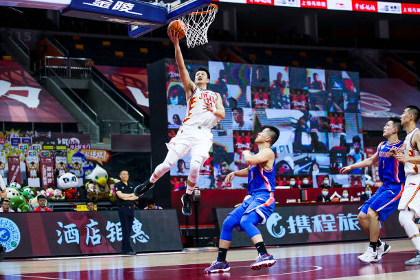 籃球傳球時機判斷：什么時候該傳，什么時候不該傳