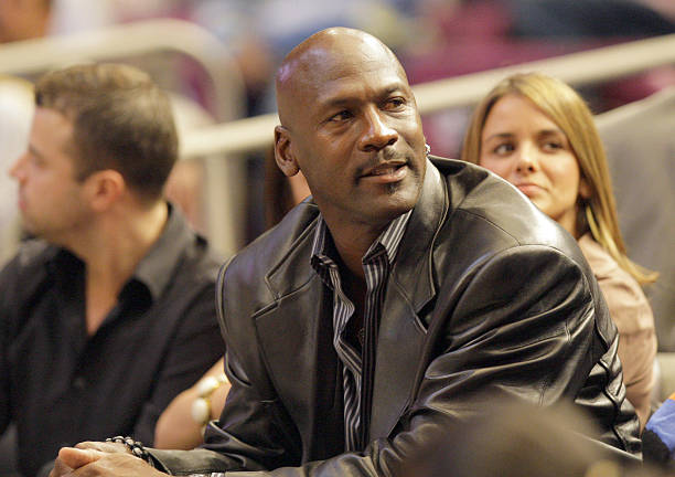 CBA焦點(diǎn)戰(zhàn)：廣東宏遠(yuǎn)對(duì)陣廣州龍獅，今日直播不容錯(cuò)過(guò)！