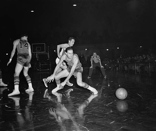 突破防守還是犯規(guī)？詳解籃球進(jìn)攻犯規(guī)規(guī)則