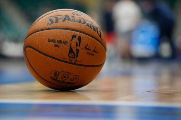 籃球場半場尺寸解析：如何計算28米×15米場地的半場面積？