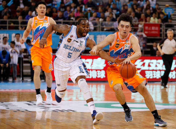 籃球新手必看：避免犯規(guī)的圖解指南