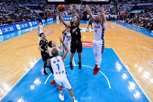 如何避免阻擋犯規(guī)？籃球防守動(dòng)作的正確姿勢(shì)與時(shí)機(jī)