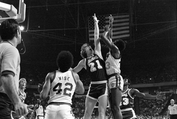 籃球場尺寸對(duì)比：成人標(biāo)準(zhǔn)與青少年場地的區(qū)別