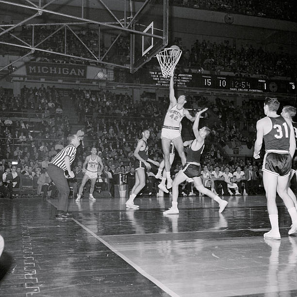 如何區(qū)分帶球撞人與阻擋犯規(guī)?關(guān)鍵要點(diǎn)詳解