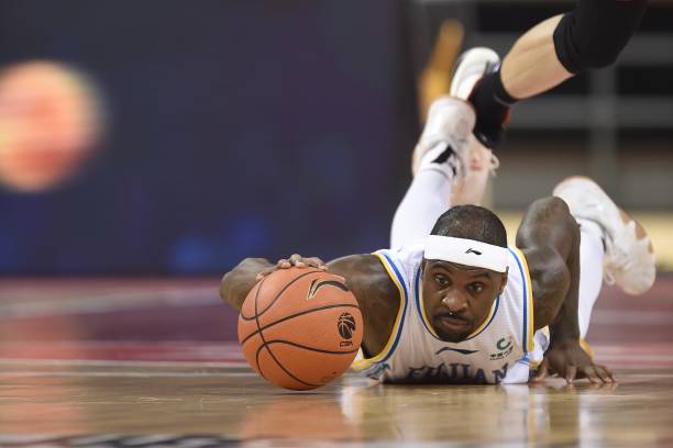 晚間CBA賽事回顧：精彩對決全程報道，球隊戰(zhàn)術(shù)與表現(xiàn)點評