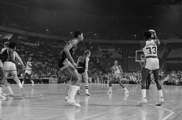 籃板上沿高度與籃板材質(zhì)的關(guān)系是什么？