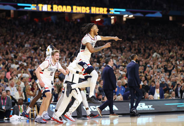 魔術(shù)師約翰遜 vs 大鳥(niǎo)伯德：80年代黑白雙雄的史詩(shī)對(duì)決