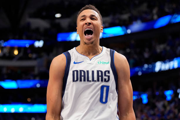 場上瞬間判斷：裁判如何通過手勢清晰傳達二次運球犯規(guī)