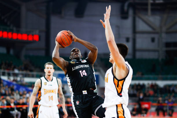 籃球規(guī)則詳解：二次運(yùn)球犯規(guī)的判定與圖解