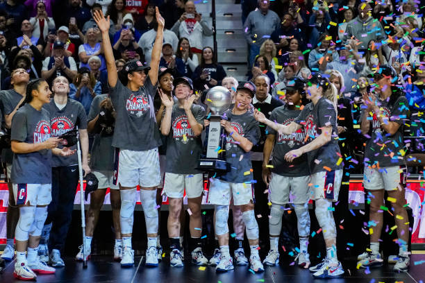 如何用手機將CBA比賽高清投屏到電視觀看？