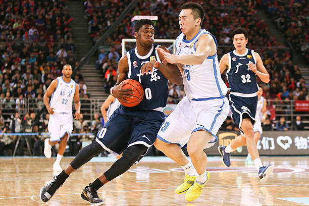 如何教授三年級學生掌握籃球原地運球技巧