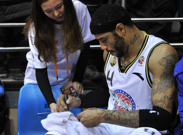 籃球場(chǎng)面積計(jì)算：長(zhǎng)28米×寬15米是多少平方米？