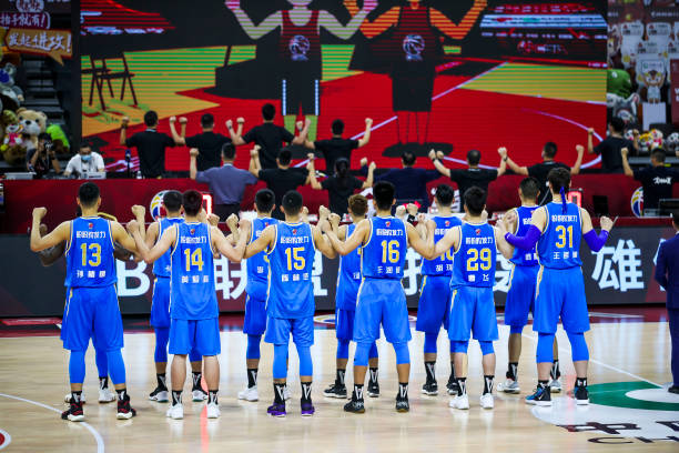 籃球走步犯規(guī)的判罰依據(jù)及常見爭議