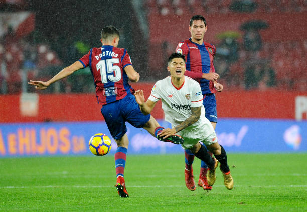 綠茵場(chǎng)上的“高壓線”：觸碰即送任意球的五大犯規(guī)動(dòng)作